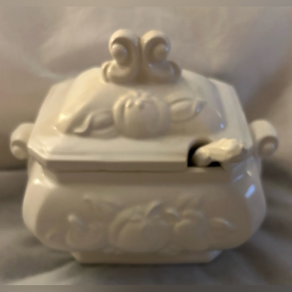 Vintage Soup Tureen / gravy boat. White ceramic with ladle. Made in Japan. 1 Qt - Picture 3 of 13